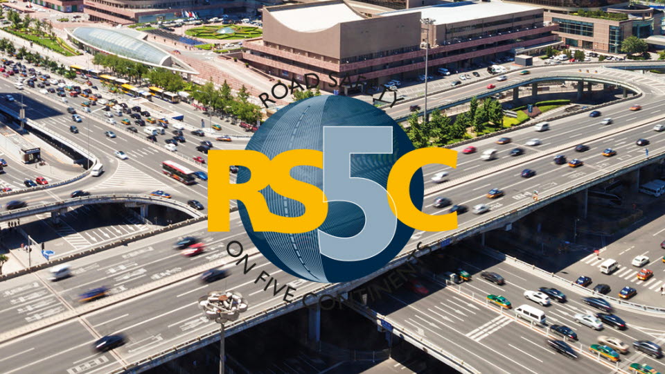 Rs5c:s logotype on busy road.