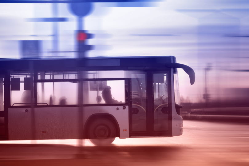 Buss kör i korsning