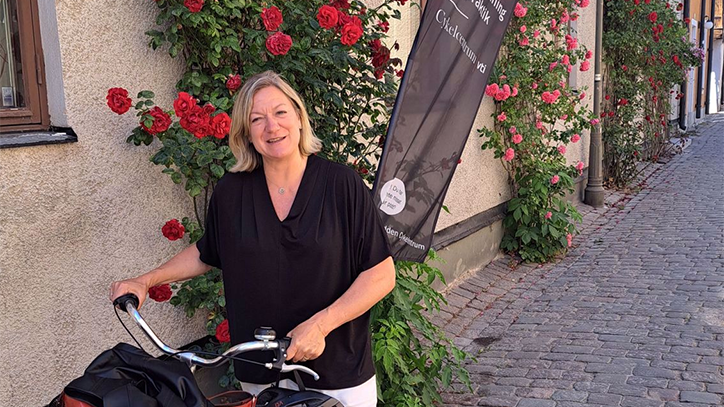 Anna Niska - forskningsledare på VTI och föreståndare för Cykelcentrum - med cykel i Almedalen, Visby, 2023.