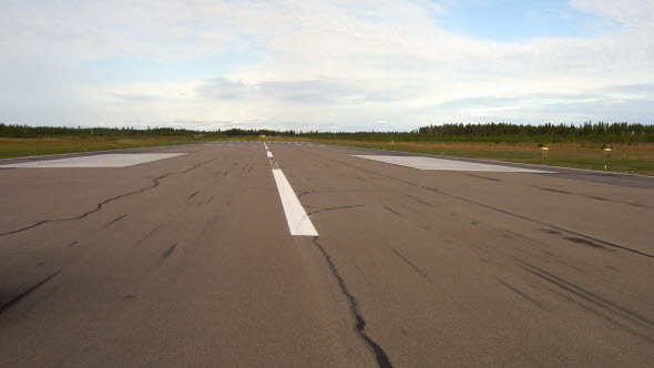 Start- och landningsbana på ett flygfält.