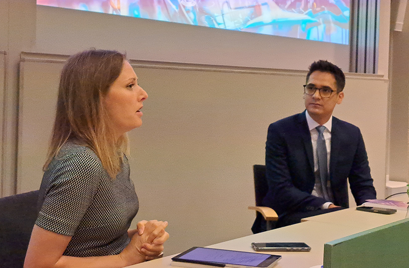 Guillermo Pérez Castro i samtal med opponenten Professor Heather Kaths, Bergische Universität Wuppertal. Foto: Johan Olstam.