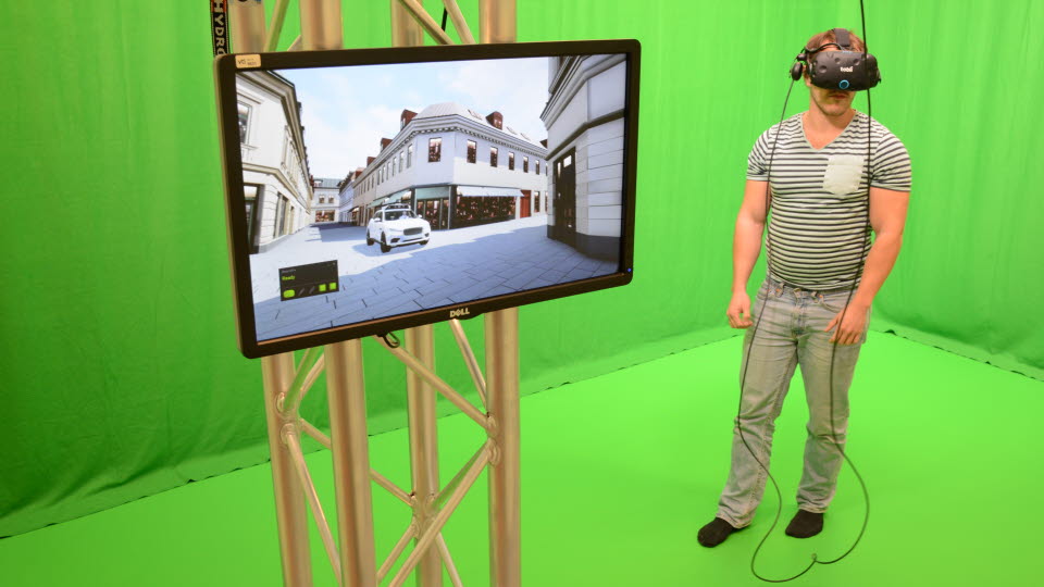 Man med VR-glasögon.