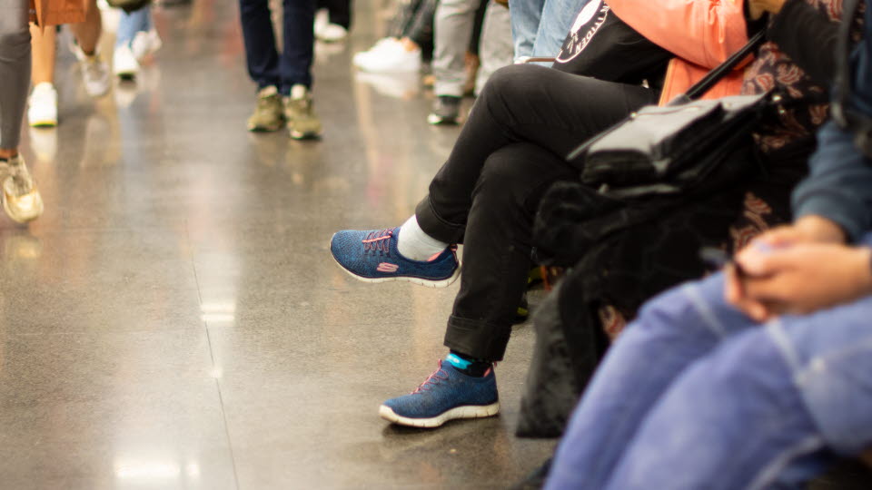 Människor i en vänthall på en terminal.