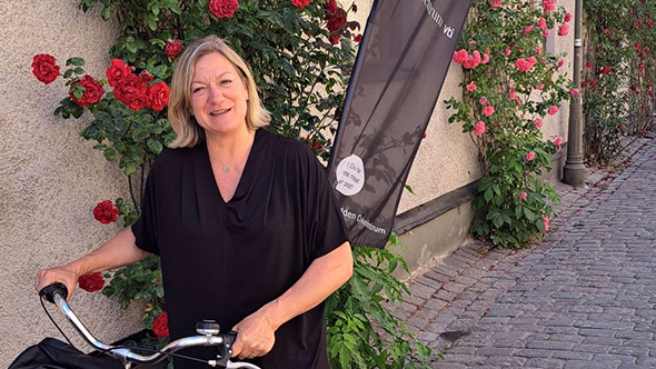 Anna Niska - forskningsledare på VTI och föreståndare för Cykelcentrum - med cykel i Almedalen, Visby, 2023.