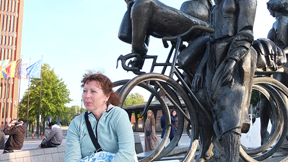 Porträttfoto av Charlotte Hagström, Lunds universitet framför skulptur av personer med cyklar.