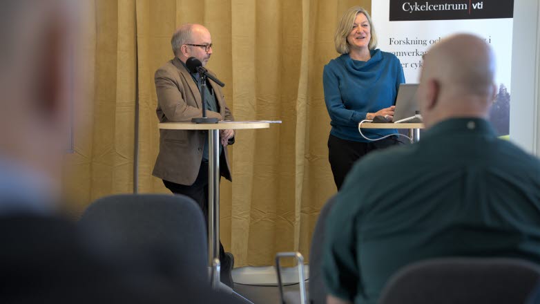 Göran Blomqvist, Senior Researcher, and Anna Niska, Research Leader, present the new handbook. 