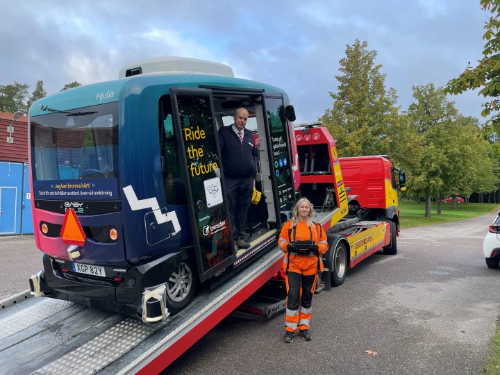 Självkörande buss på flaket på en bärgare.