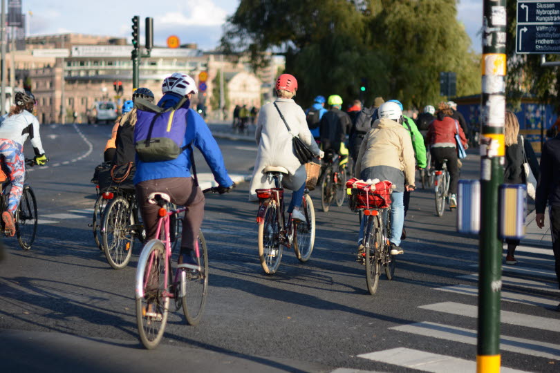 Cyklister på en trafikerad cykelbana.