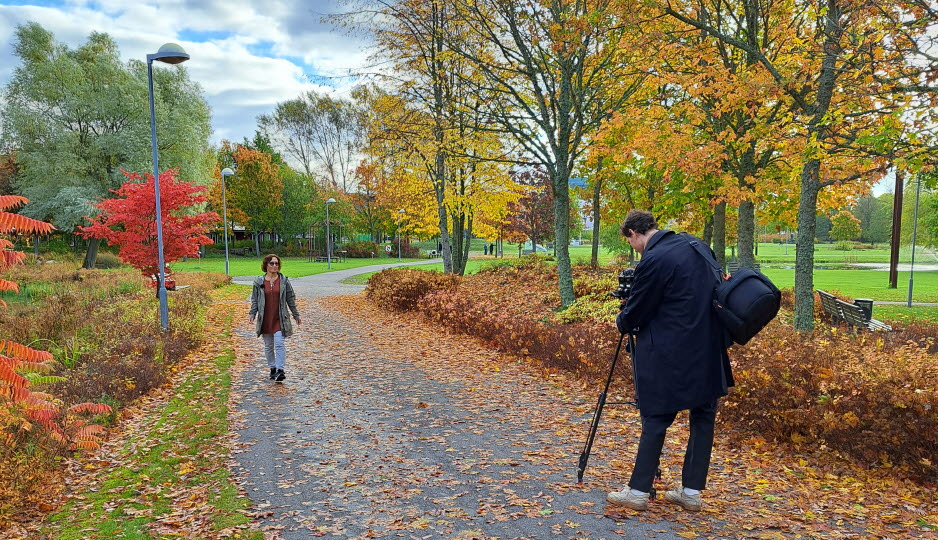 Utredaren Susanne Wallhagen och journalisten Hektor Wedin som filmar henne i Universitetsparken