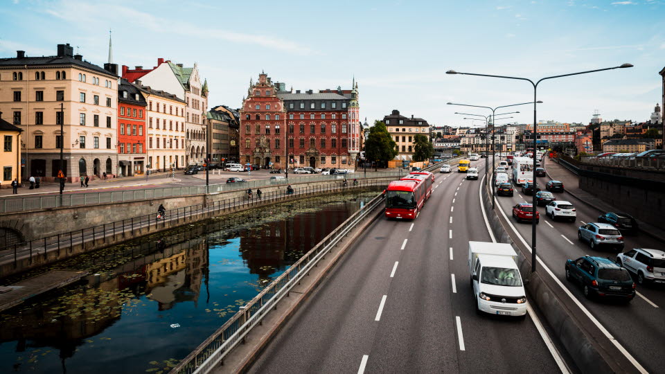 Trafik på motorväg invid Gamla stan i Stockholm.