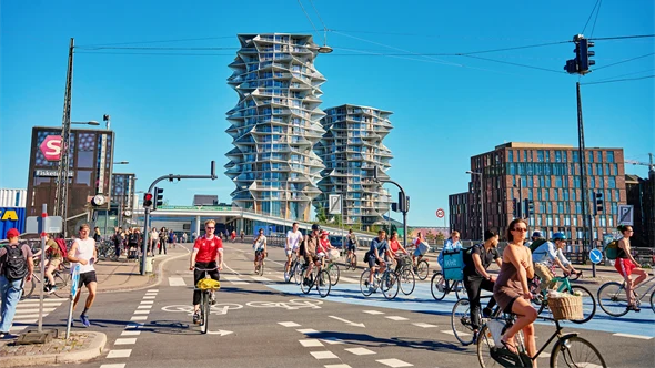 Flerfilig cykelbana i Köpenhamn med mängder av cyklister.