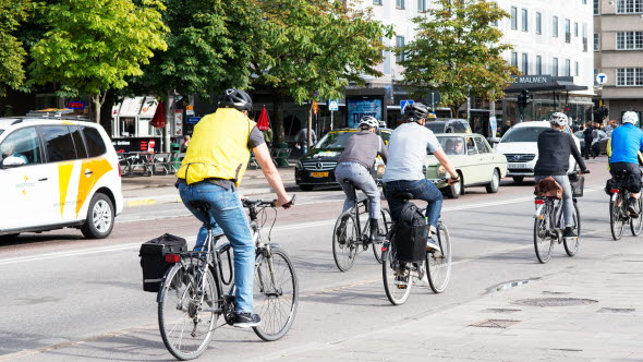 Cykelpendlare i stadstrafik.