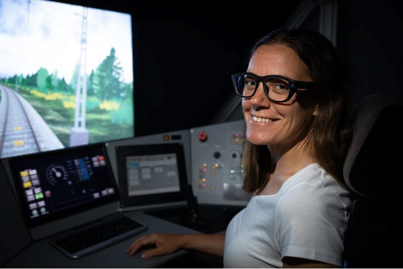 Kvinna i VTI:s tågsimulator.