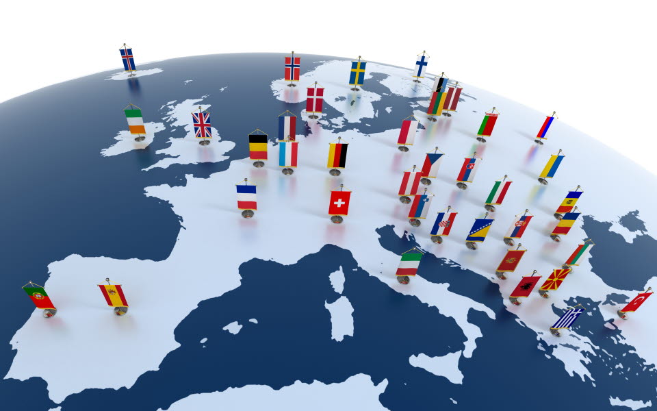 Europakarta med flaggor för länderna utställda.