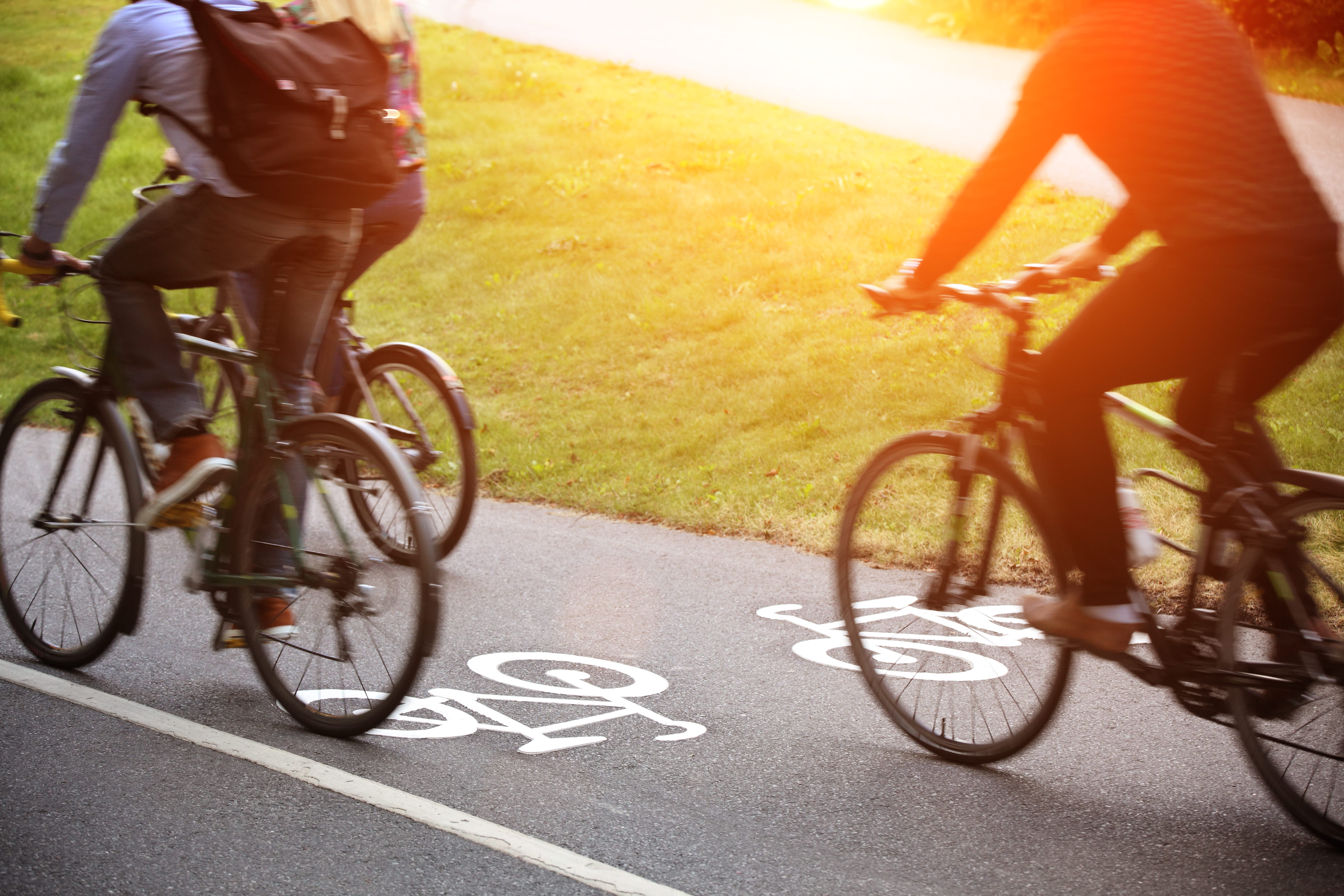 Cyklister på cykelbana.