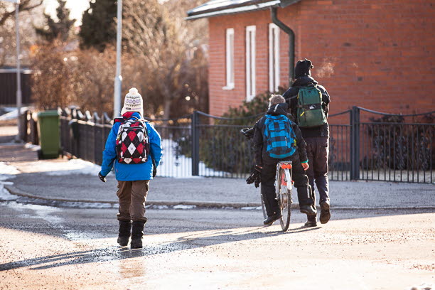 Barn på väg till skolan