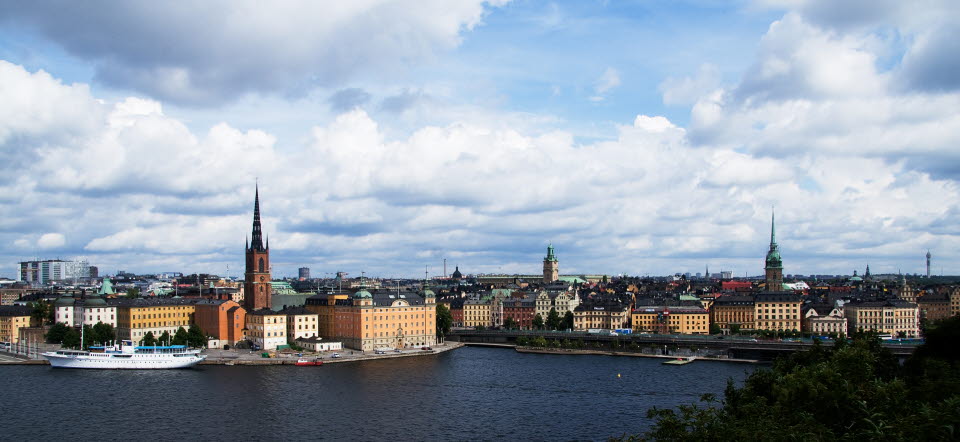 Vy över Stockholm. Vatten i förgrunden, kaj och byggnader.