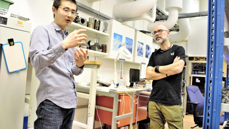 Jiqing Zhu och Andreas Waldemarson, forskningsingenjör, i VTI:s vägmateriallaboratorium. 