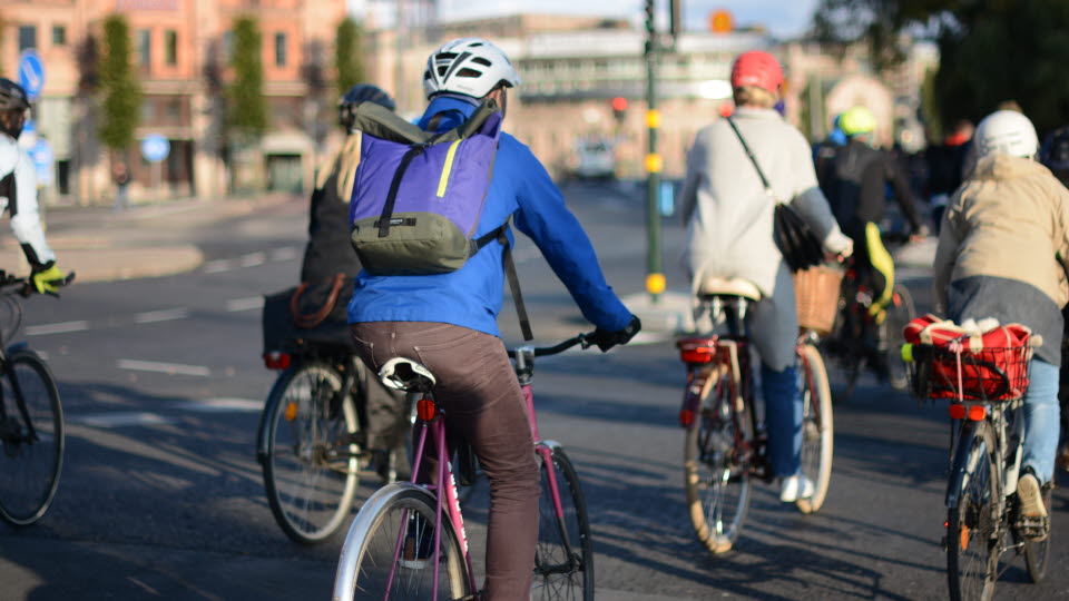 Cyklister i stadsmiljö.