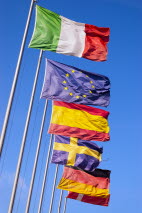 Flera flaggor på rad, bland annat EU:s och Sveriges flagga.