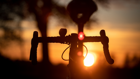 Cykelbaklyse i solnedgång.
