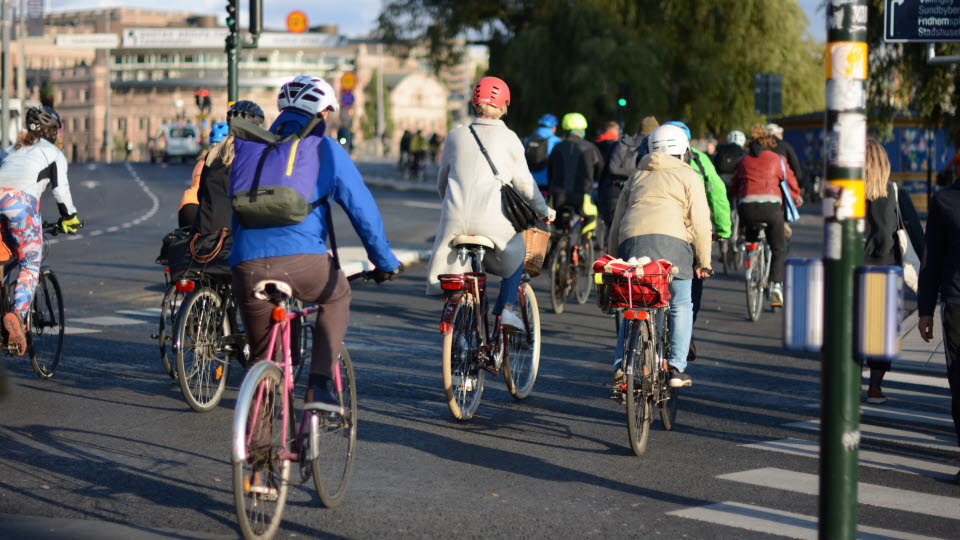 cyklister i stadsmiljö.