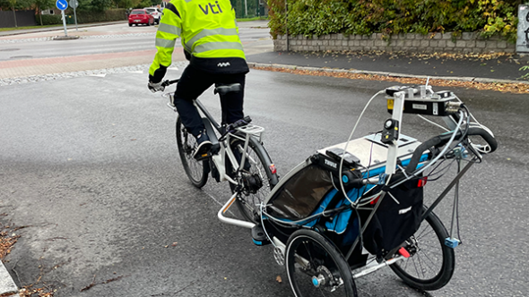 VTI testar cykelmätvagn, som är en cykelkärra utrustad med elektroniska mätinstrument och som hängs på en cykel.