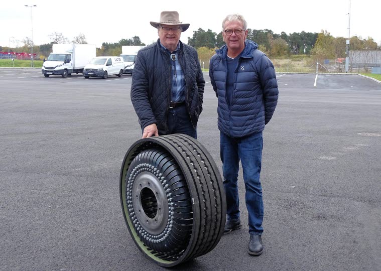 Två män som står vid ett fristående däck.