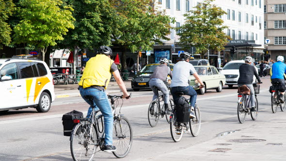 Cykelpendlare i stadstrafik.