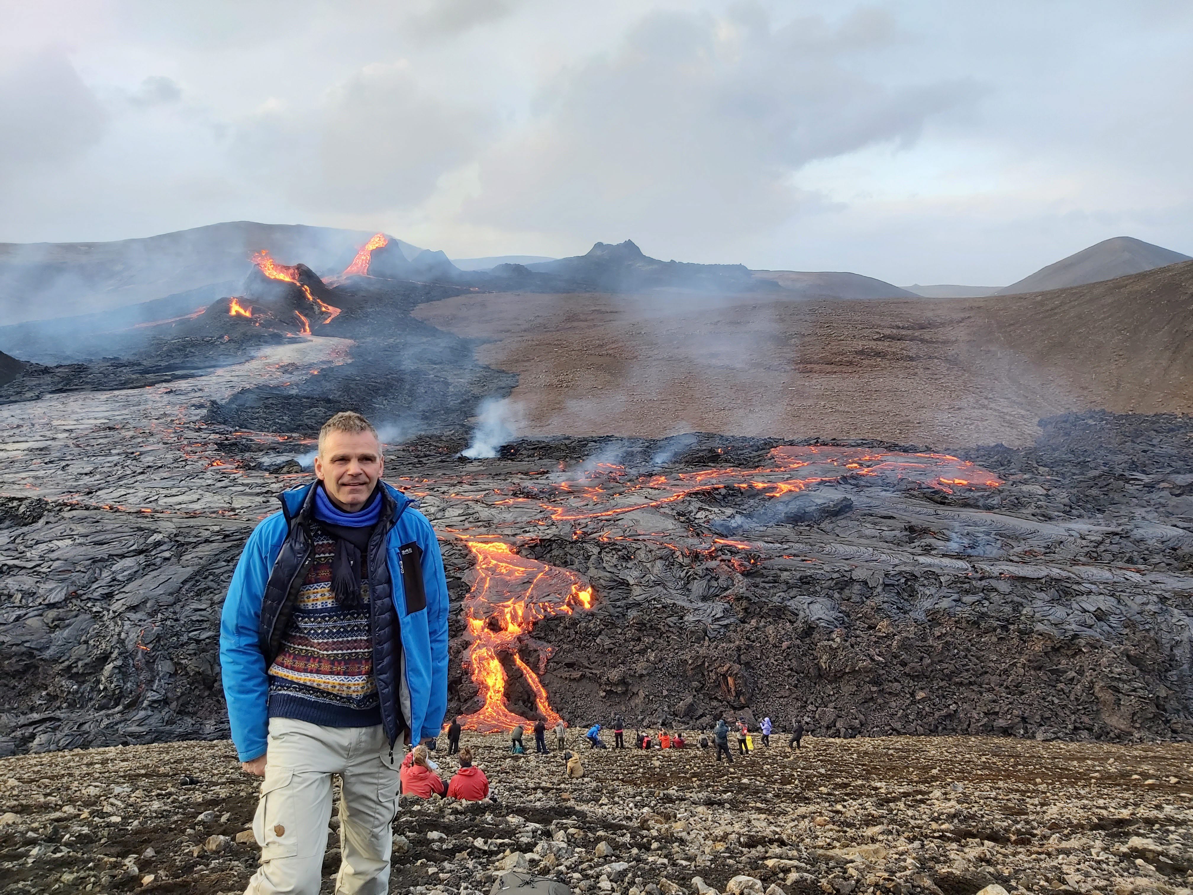 Professor Sigurdur Erlingsson framför en vulkan på Island.