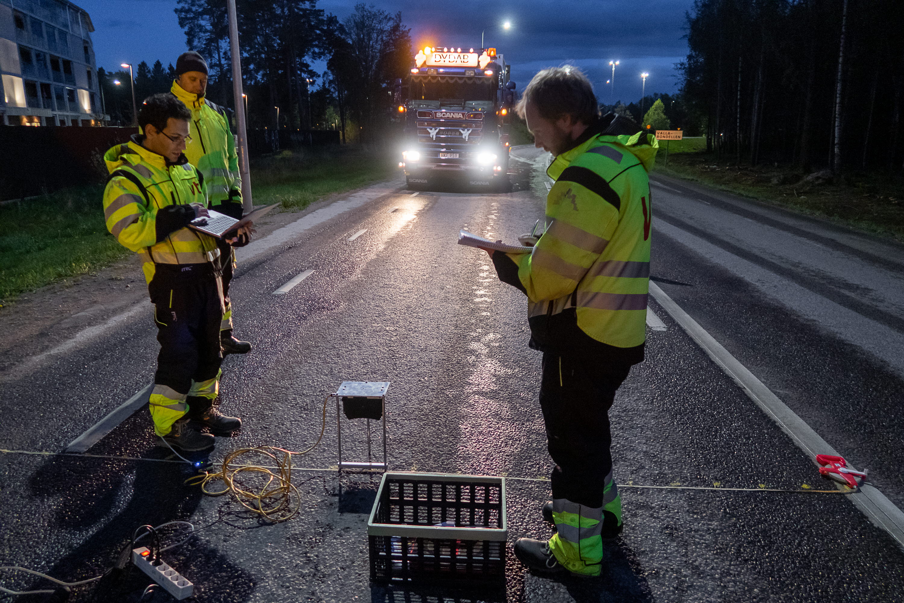Mätning av vägyta i mörker.