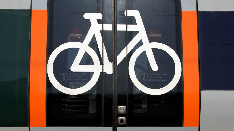 Dörrar med cykelsymbol till cykelvagn på pendeltåg.