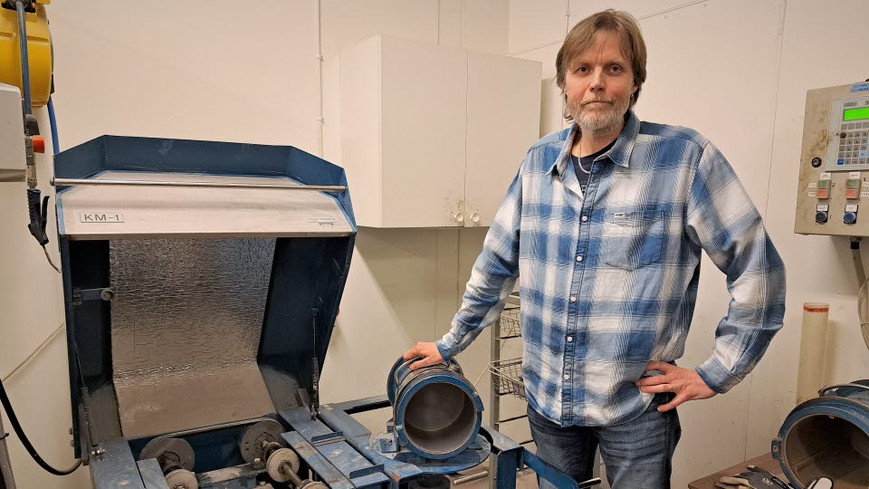 Håkan Arvidsson står bland utrustning i VTI:s vägmateriallaboratorium.