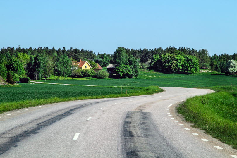 Slingrig landsväg.